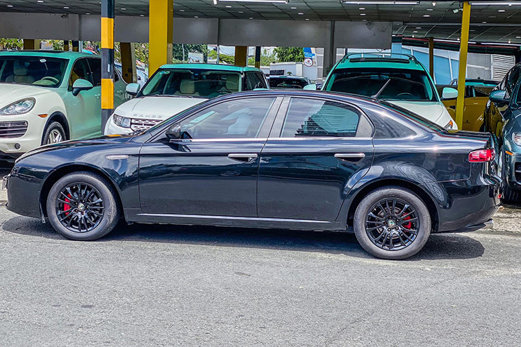 Chẳng hạn giá xe Alfa Romeo Spider khi mới được nhập về chào bán 1,8 tỷ đồng, hiện đã về đội xe ông Đặng Lê Nguyên Vũ. Còn chiếc Alfa Romeo Brera đang thuộc sở hữu của tay chơi xe Minh "xí muội".