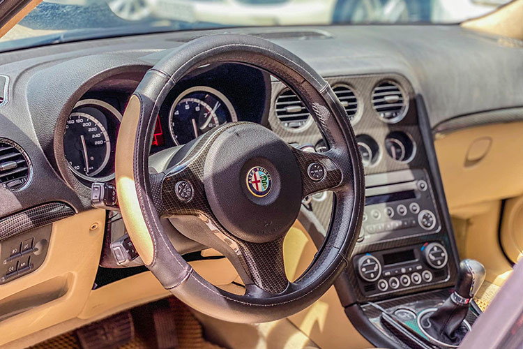 Tất nhiên, mức giá này chỉ dành cho các ai đam mê thương hiệu xe Alfa Romeo hoặc nhà sưu tập. Bởi nếu so sánh ở mức độ người dùng thì nó khá cao và cũng khá kén người dùng.