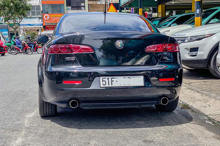 Theo tìm hiểu, chiếc xe Alfa Romeo 159 JTS này đã chạy được hơn 60.000 km, ngoại thất và nội thất không thay đổi gì nhiều so với thời điểm nhận về nước, tất nhiên, da ghế đã có dấu hiệu lão hóa, nhưng vẫn con zin, chưa bọc lại.