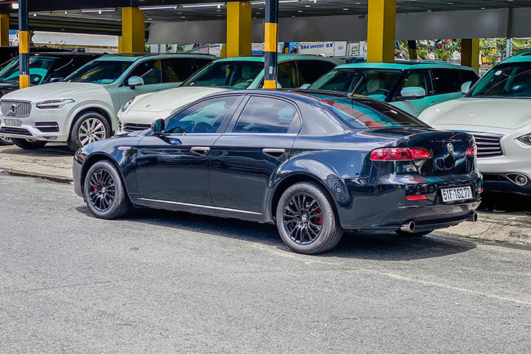 Chiếc xe Alfa Romeo 159 JTS đang rao bán trên sàn xe cũ tại TP HCM này sử dụng động cơ 2.2 JTS, phun xăng điện tử cam đôi với dung tích xi-lanh 2.2 lít, công suất tối đa là 185 mã lực tại vòng tua 6.500 vòng/phút.