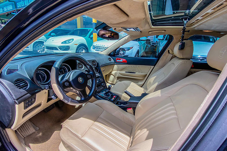 Alfa Romeo 159 JTS được ra đời dưới ngòi bút của Giorgetto Giugiaro, nó chắt lọc tinh hoa thiết kế kiểu Italy và đặc tính thể thao sang trọng của thương hiệu Alfa Romeo đình đám. Chiếc xe mới mẻ, sang trọng, đường nét uyển chuyển và kích thước mở rộng hơn thế hệ đàn em 156 với chiều dài 4.660 mm, rộng 1.828 mm, cao 1.417 mm. 