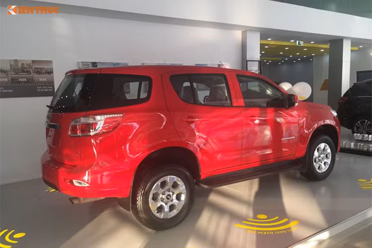 Cụ thể, mẫu xe Chevrolet Trailblazer 2.5 4x2 MT, 2.5 4x2 AT và 2.5 4x4 AT hiện có giá sau giảm lần lượt còn từ 785 - 825 - 966 triệu đồng . Với mức giảm hấp dẫn lên tới 100 triệu đồng lần này, Trailblazer hiện đang được xem là mẫu xe rẻ nhất phân khúc SUV 7 chỗ ở Việt Nam.