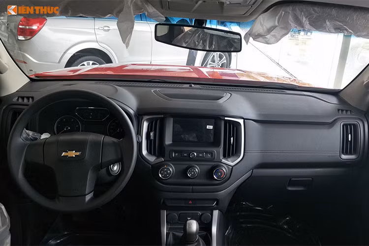 Trang bị nội thất với hệ thống giải trí 7 loa, kết hợp màn hình cảm ứng 8 inch, tích hợp Mylink, hỗ trợ kết nối Apple CarPlay và Android Auto. Xe có điều hoà trước tự động và điều hoà sau chỉnh độc lập với nhiều cửa gió cho cả 3 hàng ghế. Gương chiếu hậu chống chói tự động.