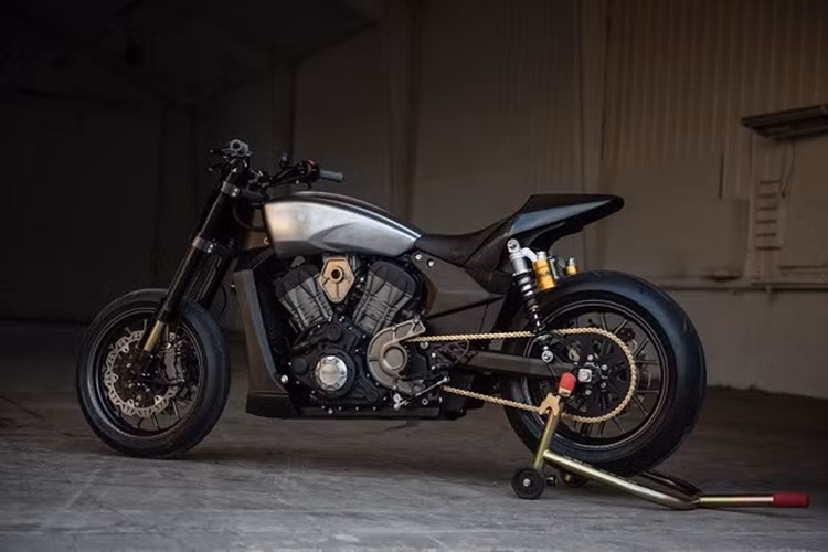 Stunt 93 Octane được bắt đầu khởi động vào đầu năm và đã hoàn thiện vào tháng 8/2016. Đây cũng là mẫu xe độ stunt đầu tiên của Victory và thậm chí có thể là chiếc xe cruiser độ stunt chính hãng độc đáo bậc nhất. Rất ít người chơi biểu diễn môtô lại lựa chọn những mẫu cruiser to lớn, nặng nề để phô diễn kỹ thuật như anh chàng này.