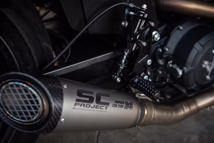 Chiếc 93 Octane có trọng lượng chỉ 201kg so với 240kg nguyên bản do sử dụng nhiều chi tiết bằng vật liệu carbon như ốp thân, đuôi xe, các chi tiết trên ghi đông... Bình xăng cũng được thiết kế lại và để màu nguyên bản.