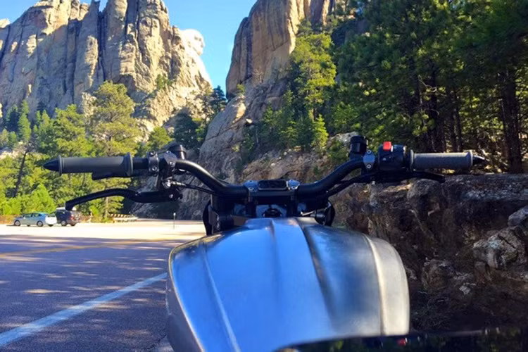 Tại lễ hội Sturgis Rally vào 28/8 tại Mỹ, anh chàng stunter Aaron sẽ biểu diễn cùng mẫu xe này. Hơn thế nữa, nhiều khả năng hãng còn thêm phiên bản thương mại tương tự bản độ của Aaron dưới dạng tùy chọn nâng cấp chính hãng cũng sẽ xuất hiện.