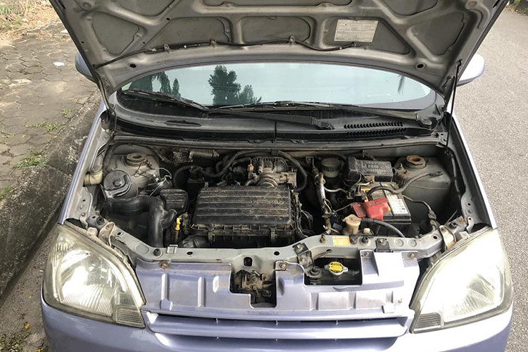 Động cơ cam kép có hai trục cam riêng biệt bố trí trong cụm đầu xi-lanh (trên đỉnh piston) để điều khiển các van nạp và xả. So với loại SOHC, các van của động cơ DOHC hoạt động nhanh hơn và chính xác hơn. Vì thế, kiểu thiết kế này được áp dụng khi chế tạo các động cơ mạnh mẽ, tốc độ cao. Động cơ dùng cho Charade có dung tích 1.000 cc, 3 xi-lanh 12 van.