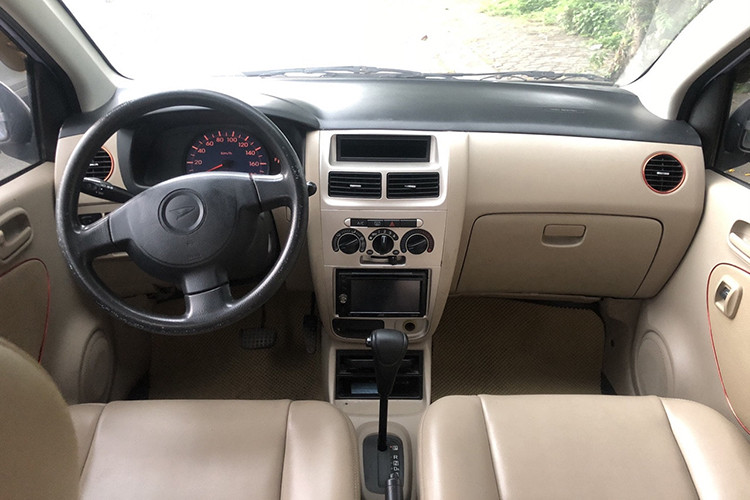 Với các cánh cửa mở ra gần như một góc 90 độ so với thân xe, đồng thời ghế ngồi cao (điểm thấp nhất cũng cao hơn mặt đất 580 mm), người sử dụng ra vào xe rất thoải mái. Nội thất của Charade hướng tới sự đơn giản. Bảng đồng hồ lớn với thông số về tốc độ, vòng tua máy và nhiên liệu. Bảng điều khiển trung tâm đơn giản với 3 phím tròn lớn.