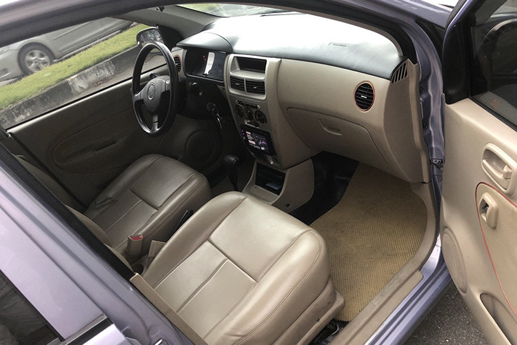 Trang bị giải trí tiêu chuẩn là radio nhưng sau một thời gian sử dụng, nó được nhiều người dùng độ lại nhiều tính năng hiện đại hơn. Charade cũng được đánh giá cao về tính an toàn. Khung xe vững vàng đủ đảm bảo tính mạng cho người sử dụng trong các thử nghiệm va chạm đằng trước và va chạm cạnh với xe lớn hơn, ở tốc độ 50 km/h.