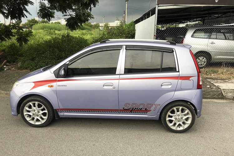 Tuy nhiên, trục cơ sở của Daihatsu Charade đời 2006 tại Việt Nam lại dài tới 2.390 mm, hơn Kia Morning 20mm. Điều đó cho phép các nhà thiết kế kéo dãn khoảng cách giữa hai hàng ghế, tạo sự thoải mái cho cả người ngồi phía trên lẫn ở hàng ghế sau hơn so với mẫu xe Hàn Quốc. 