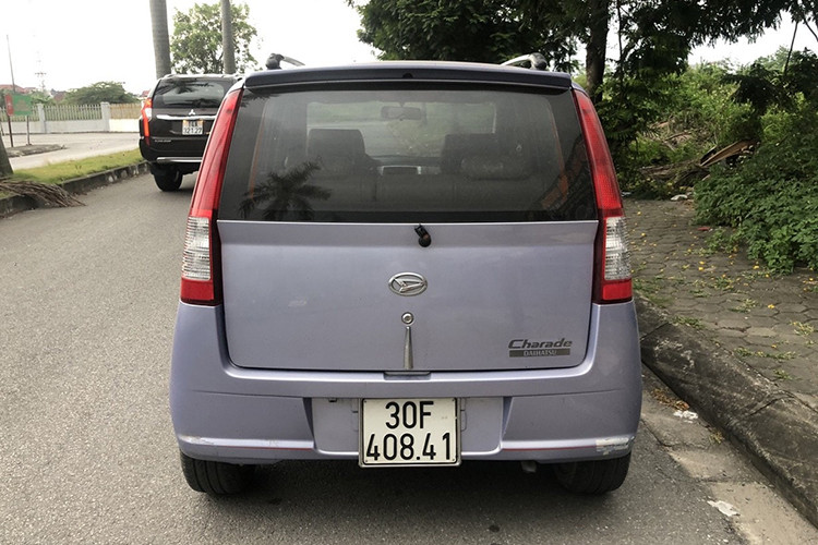 Không gian là một thứ xa xỉ đối với mẫu xe cỡ nhỏ Daihatsu Charade này, chính vì vậy nên khoang hành lý của xe chỉ có thể tích 157 lít. Bù vào đó, hàng ghế phía sau có thể gập hoàn toàn ra phía trước khi cần thêm chỗ để đồ hoặc chỉ gập một nửa. 