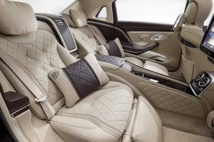 Mercedes-Maybach S600 sử dụng kép, dung tích 6.0 lít, sản sinh công suất cực đại 530 mã lực và mô-men xoắn cực đại 830 Nm. Kết hợp với hộp số tự động 7 cấp 7G-Tronic Plus, xe mất 5 giây để tăng tốc từ 0-100 km/h trước khi đạt vận tốc tối đa 250 km/h.