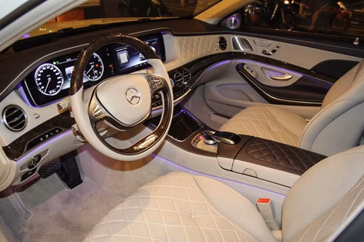 Được phát triển dựa trên dòng S-Class nhưng Mercedes-Maybach S600 sở hữu chiều dài tổng thể tăng 200 mm. Cụ thể, xe có chiều dài 5.453 mm, rộng 1.899 mm, cao 1.498 mm và chiều dài cơ sở 3.365 mm.