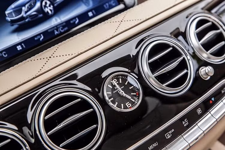 Điểm khác biệt về thiết kế ngoại thất so với phiên bản tiêu chuẩn nằm ở lưới tản nhiệt 3 nan, bộ vành 19 inch đa chấu, ống xả kép và logo Maybach phía đuôi xe. Nội thất Maybach S600 được trang bị không gian rộng rãi cùng những tùy chọn xa hoa như ghế sau có chức năng đỡ chân tĩnh điện hoặc bộ ly champagne bằng bạc được chế tác bởi Robbe và Berking...