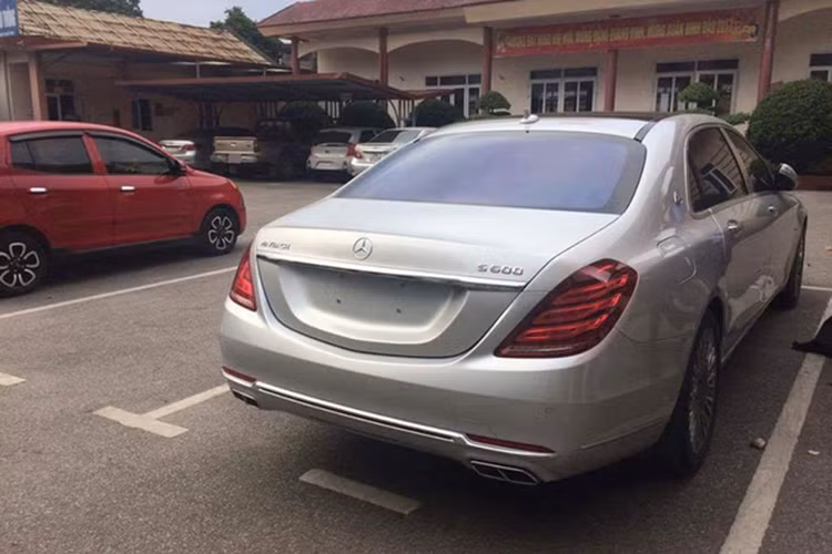 Trước đó những chiếc siêu xe sang Mercedes-Maybach S600 từng xuất hiện tại Việt Nam đa số mang ngoại thất trắng muốt và đen bóng, ngoài ra còn có cả những chiếc sở hữu "bộ cánh" màu đá quý Ruby khá lạ mắt và độc đáo - nhưng chiếc màu bạc này được xem là khá hiêm hoi.