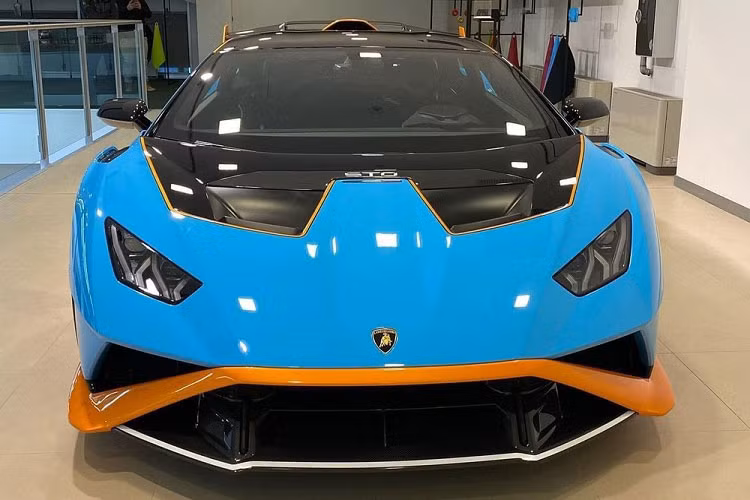 Chiếc Lamborghini Huracan STO từng được nữ ca sĩ Hà Thanh Xuân có dịp ngồi thử được mang về nước từ tháng 10/2021, xe được nhập không chính hãng và nhanh chóng bàn giao cho chủ nhân là 1 đại gia kín tiếng ở Vũng Tàu. Sau khi mua chiếc siêu xe Lamborghini Huracan STO này, doanh nhân Vũng Tàu từng mang xe lên Sài thành để đăng kiểm khí thải nhưng vẫn chưa rõ đã có biển số hay chưa.
