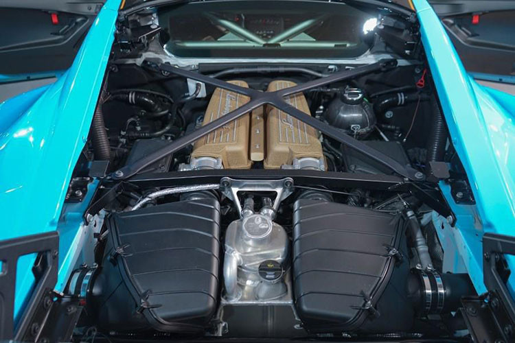 Sức mạnh của siêu xe Lamborghini Huracan STO không khác gì phiên bản EVO đã có mặt tại Việt Nam, xe được trang bị khối động cơ V10, dung tích 5.2 lít, mang đến công suất tối đa 640 mã lực và mô-men xoắn cực đại 565 Nm nhưng trải nghiệm lái, hệ thống treo được phát triển theo các mẫu xe đua.
