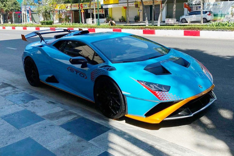 Hiện tại thị trường Việt Nam đã có hơn 16 chiếc siêu xe Lamborghini Huracan đang lăn bánh nhưng chỉ có đúng một chiếc xe Huracan STO. Dù không công bố chính xác giá xe Lamborghini Huracan STO là bao nhiêu, nhưng giới mê xe dự đoán Huracan STO đang chịu thuế cao nên giá lăn bánh tại Việt Nam có thể trên 32 tỷ đồng.