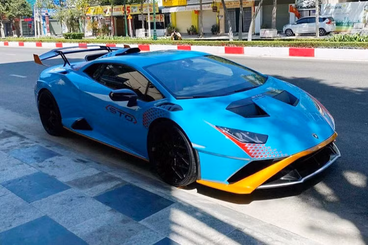 Hiện tại thị trường Việt Nam đã có hơn 16 chiếc siêu xe Lamborghini Huracan đang lăn bánh nhưng chỉ có đúng một chiếc xe Huracan STO. Dù không công bố chính xác giá xe Lamborghini Huracan STO là bao nhiêu, nhưng giới mê xe dự đoán Huracan STO đang chịu thuế cao nên giá lăn bánh tại Việt Nam có thể trên 32 tỷ đồng.