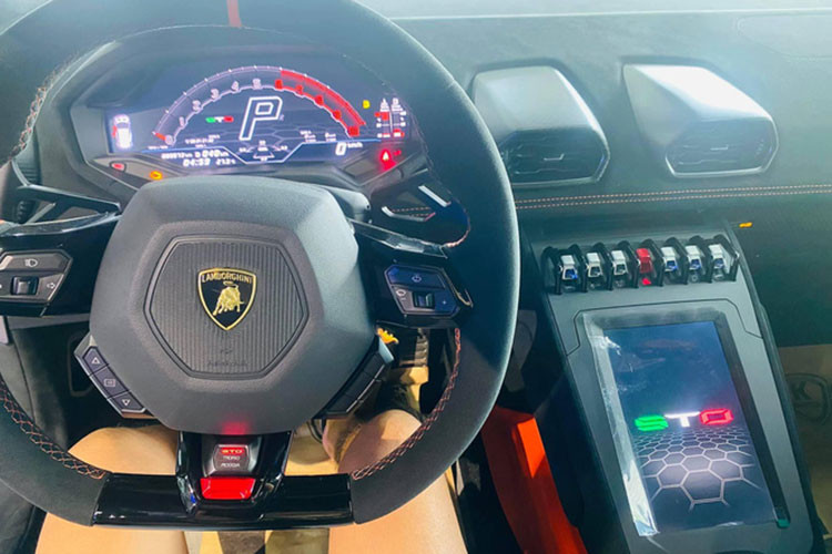 Ngoài ra, trong một số vị trí của khoang cabin còn được bổ sung thêm loạt chi tiết bằng sợi carbon, cho thấy sự mạnh mẽ và sang trọng của một mẫu siêu xe hấp dẫn hàng đầu thế giới. Chưa hết, khoang nội thất của xe còn được bổ sung màn hình giải trí lớn, vô lăng thiết kế lại và bảng đồng hồ theo phong cách xe đua.