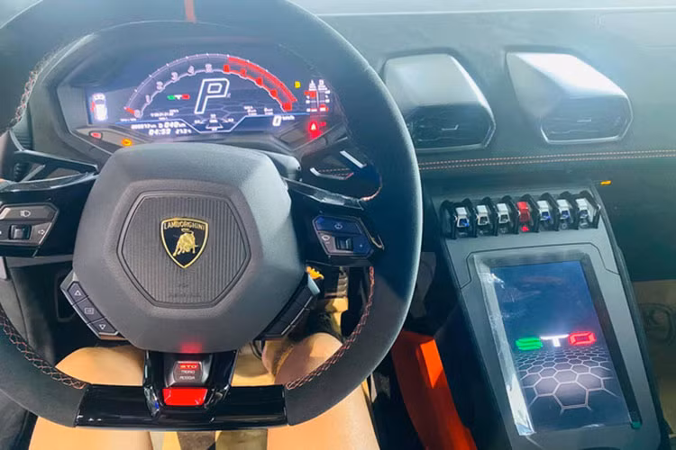 Ngoài ra, trong một số vị trí của khoang cabin còn được bổ sung thêm loạt chi tiết bằng sợi carbon, cho thấy sự mạnh mẽ và sang trọng của một mẫu siêu xe hấp dẫn hàng đầu thế giới. Chưa hết, khoang nội thất của xe còn được bổ sung màn hình giải trí lớn, vô lăng thiết kế lại và bảng đồng hồ theo phong cách xe đua.