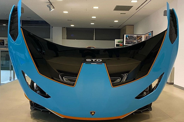 Đối với khoang cabin, chiếc Lamborghini Huracan STO của đại gia Vũng Tàu được trang bị da cao cấp với màu đen là tông màu chính. Kết hợp với đó là những đường sọc và chỉ may màu đỏ để tạo sự nổi bật. 