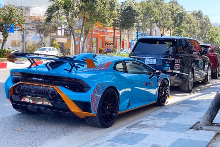 Lamborghini Huracan STO tăng tốc từ vị trí xuất phát lên 100 km/h chỉ trong thời gian 3 giây, trước khi lao đến tốc độ tối đa là 310 km/h. Chưa hết, dòng xe Lamborghini Huracan STO có vô lăng hoàn toàn mới với 3 trang bị lái bao gồm STO dành cho lái xe trên đường, Trofeo và Pioggia sẽ giúp chủ nhân tối ưu hóa cho hệ thống kiểm soát lực kéo, mô-men xoắn và ABS khi di chuyển dưới trời mưa.