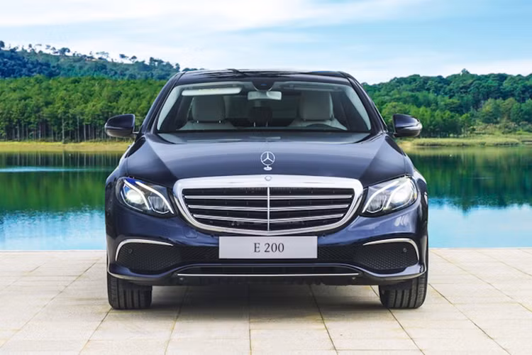 Giá xe Mercedes-Benz E-Class 2019 mà Hồng Ngọc mới tậu khởi điểm từ 2,13 tỷ đồng. Đây là phiên bản giới hạn, được sơn ngoại thất màu đen bóng trong khi nội thất bọc da màu nâu sẫm sang trọng.