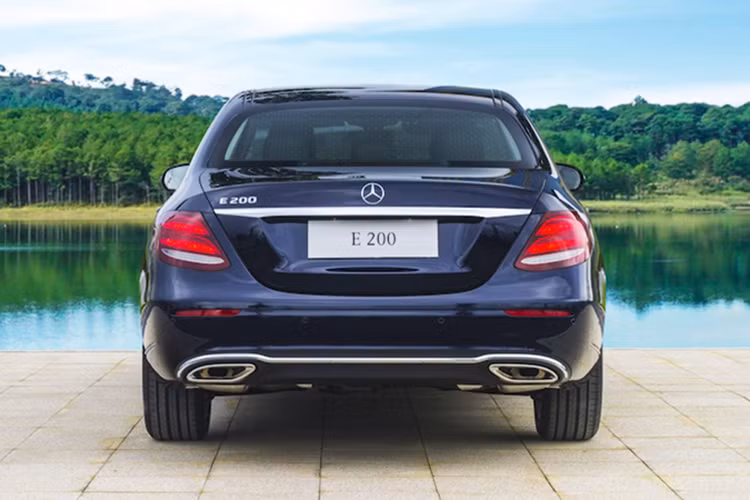 Sức mạnh được truyền tới bánh thông qua hộp số tự động 9 cấp 9G-Tronic như trước đây. Nhờ đó, xe có thể tăng tốc từ 0-100 km/h trong thời gian 7,5 giây và đạt vận tốc tối đa 240 km/h. Ngoài ra, Mercedes-Benz E200 2019 vẫn có 5 chế độ lái là Comfort, Sport, Sport+, Eco và Individual. 