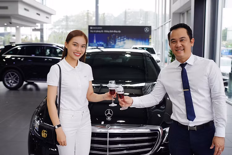 Mới đây, nữ ca sỹ trẻ này đã nhận chìa khóa của chiếc xe sang mới mang thương hiệu Mercedes-Benz E-Class. Theo chia sẻ của Hồng Ngọc, khi mới vào nghề ca hát, cô đã dùng một chiếc Kia Morning rồi chuyển sang Mazda. Sau 5 năm sử dụng, cô đã quyết định bán chiếc ôtô Mazda này cho một người bạn và đổi sang Mercedes-Benz E200 2019 mới.