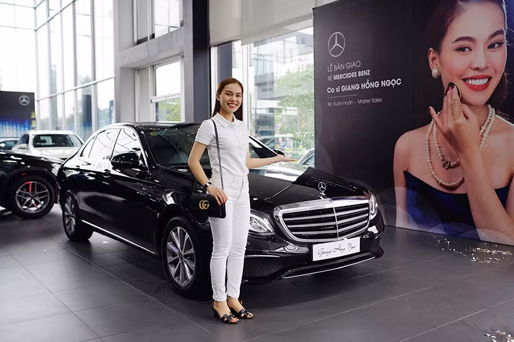 Ngoài ra, Mercedes-Benz E200 2019 còn có nhiều chi tiết mạ crôm sáng bóng ở cản trước, cản sau, đường chân kính hay bên sườn. Bộ vành của mẫu sedan hạng sang này có đường kính 17 inch và thiết kế 10 chấu.