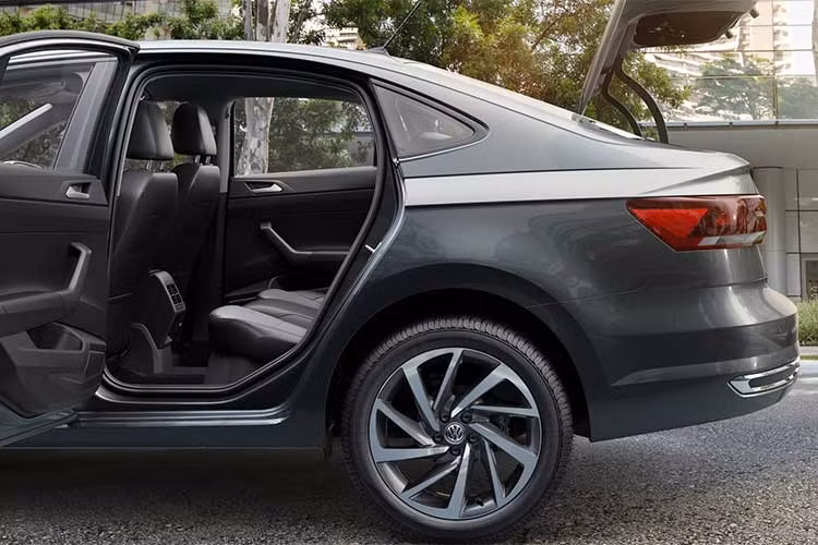 Đúng như những dự đoán trước đó, thiết kế nội thất của Virtus đã được hãng xe Volkswagen "bê nguyên" từ Polo sang. Là một mẫu sedan hạng B, các vật liệu chính bên trong nội thất vẫn chủ yếu là nhựa, tuy nhiên các phiên bản cao cấp của xe cũng có ghế bọc giả da khá sang trọng.