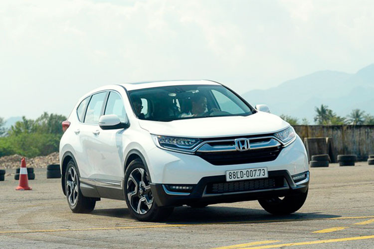 Sự hút khách của CR-V 7 chỗ nằm ở thiết kế, trang bị và động cơ tăng áp mới, đi cùng giá bán thấp hơn hàng trăm triệu đồng so với giá công bố hồi đầu năm nhờ hưởng thuế nhập khẩu 0%. Mẫu xe nhập khẩu miễn thuế này hiện đang có giá từ 963 triệu đồng đến 1,073 tỷ đồng tại Việt Nam.