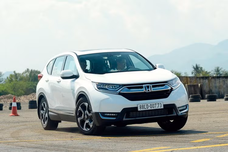 Sự hút khách của CR-V 7 chỗ nằm ở thiết kế, trang bị và động cơ tăng áp mới, đi cùng giá bán thấp hơn hàng trăm triệu đồng so với giá công bố hồi đầu năm nhờ hưởng thuế nhập khẩu 0%. Mẫu xe nhập khẩu miễn thuế này hiện đang có giá từ 963 triệu đồng đến 1,073 tỷ đồng tại Việt Nam.