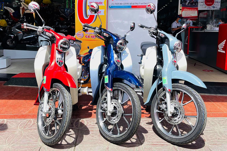 Super Cub C125 được trang bị động cơ với dung tích 123,94cc, làm mát bằng không khí, 4 kỳ, xy lanh đơn, trang bị PGM-FI.