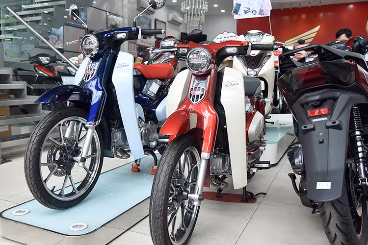 Không chỉ bản đen nhám, Honda Super Cub C125 bản tiêu chuẩn hiện cũng đang đội giá hàng chục triệu đồng tại đại lý.