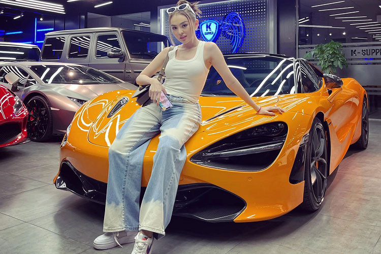 Chiếc xe McLaren 720S Spider này có ngoại thất màu cam McLaren và sở hữu rất nhiều tùy chọn carbon, ấn tượng nhất chính là cánh gió đuôi của xe không được sơn màu McLaren Orange mà bằng carbon. Xe sử dụng động cơ V8 tăng áp kép 4.0L sản sinh công suất tối đa 710 mã lực và mô-men xoắn cực đại 770 Nm.