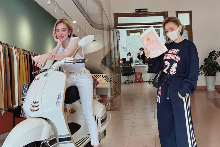 Bên cạnh những siêu xe, siêu SUV và xe thể thao sang chảnh, Trang Nemo cũng không quên khoe chiếc xe tay ga đắt tiền Vespa 946 Christian Dior khi nó gây "sốt" giới nhà giàu Việt hồi đầu năm 2022.