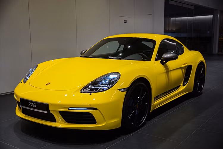 Porsche 718 Cayman là mẫu xe thể thao thiên về trải nghiệm tốc độ khi sở hữu động cơ phẳng bốn xy-lanh dung tích 2 lít với hệ thống tăng áp mới kế thừa từ chiếc 718 Boxster, giúp sản sinh công suất 300 mã lực, đạt mô-men xoắn lên đến 380 Nm. 718 Cayman có tùy chọn hộp số PDK và gói kích hoạt chế độ thể thao Sport Chrono Package.