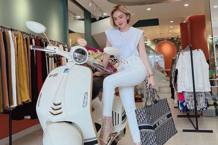 Vespa 946 Christian Dior vẫn dùng động cơ xy-lanh đơn, dung tích 125 cc, cho ra công suất 11,7 mã lực tại 8.250 vòng/phút và mô-men xoắn 10,3 Nm tại 7.000 vòng/phút. Các tính năng an toàn đi kèm gồm phanh ABS và hệ thống chống trượt ASR. 