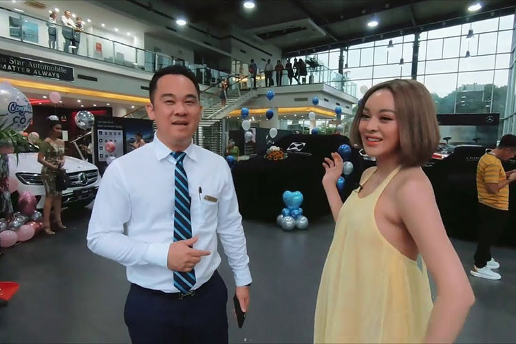 Bên cạnh dàn xe sang chảnh, bên trong nhà Trang Nemo còn có cả xe sedan Vinfast LUX A2.0, hay SUV hạng sang Mercedes-benz GLC200 khi mới ra mắt, kèm theo đó cô nàng thị phi này còn từng khoe cả dàn xe máy biển đẹp toàn số tứ quý và ngũ quý... 