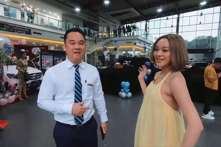 Bên cạnh dàn xe sang chảnh, bên trong nhà Trang Nemo còn có cả xe sedan Vinfast LUX A2.0, hay SUV hạng sang Mercedes-benz GLC200 khi mới ra mắt, kèm theo đó cô nàng thị phi này còn từng khoe cả dàn xe máy biển đẹp toàn số tứ quý và ngũ quý... 