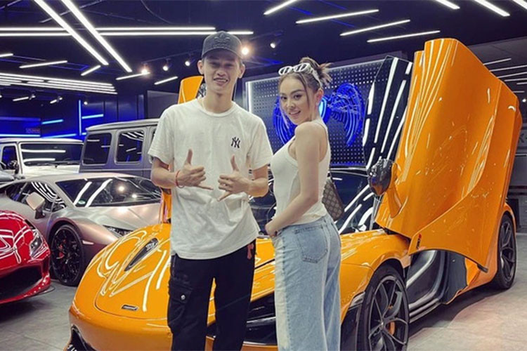 Đầu tiên phải kể đến siêu xe McLaren 720S Spider của Trang Nemo, cô nàng khoe mua vào tháng 10/2021 sau khi đến xem và quyết định chỉ sau khoảng 30 phút. Đây chính là chiếc siêu xe về Việt Nam hồi tháng 10/2020, từng sở hữu bởi nữ ca sĩ Đoàn Di Băng. Ước tính khi giá xe tại Việt Nam vào khoảng 26 tỷ đồng. 