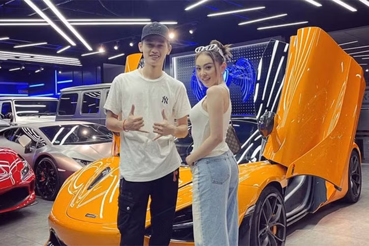 Đầu tiên phải kể đến siêu xe McLaren 720S Spider của Trang Nemo, cô nàng khoe mua vào tháng 10/2021 sau khi đến xem và quyết định chỉ sau khoảng 30 phút. Đây chính là chiếc siêu xe về Việt Nam hồi tháng 10/2020, từng sở hữu bởi nữ ca sĩ Đoàn Di Băng. Ước tính khi giá xe tại Việt Nam vào khoảng 26 tỷ đồng. 