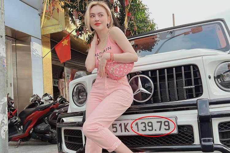 Cùng thời điểm rước siêu xe Anh Quốc, Trang Nemo còn khoe mua một chiếc Mercedes-AMG G63 "đập hộp" với màn cúng xe ngay tại nhà và "phát sóng" trên mạng xã hội. Đây là chiếc G63 màu trắng, sở hữu nội thất màu cam theo phong cách Hermes, được độ lại bởi thợ tại Việt Nam và có giá bán hơn 11 tỷ đồng.