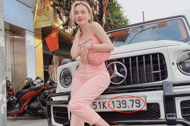 Cùng thời điểm rước siêu xe Anh Quốc, Trang Nemo còn khoe mua một chiếc Mercedes-AMG G63 "đập hộp" với màn cúng xe ngay tại nhà và "phát sóng" trên mạng xã hội. Đây là chiếc G63 màu trắng, sở hữu nội thất màu cam theo phong cách Hermes, được độ lại bởi thợ tại Việt Nam và có giá bán hơn 11 tỷ đồng.