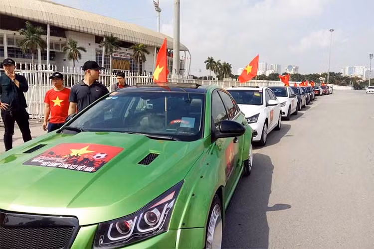 Không khí của trận bán kết giải bóng đá U23 Châu Á đang nóng hơn bao giờ hết. Hòa chung với không khí đó, Cruze Club – sân chơi của những người yêu dòng xe Chevrolet Cruze đã tổ chức chương trình diễu hành: Đồng hành cùng đội tuyển U23 Việt Nam.
