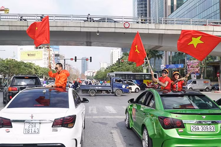 Mặc dù tham gia diễu hành khá đông, gần 30 chiếc xe Chevrolet Cruze và những người bạn đồng hành bằng xe máy... tuy nhiên đoàn vẫn luôn tuân thủ đầy đủ luật lệ giao thông, đi đúng hàng và... không vượt đèn đỏ.