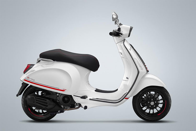 Về ngoại hình, mẫu xe ga Vespa Sprint Carbon 2019 không thay đổi kích thước so với trước đây - nó được thiết kế với các điểm nhấn mới như cà vạt họa tiết carbon màu xám cùng hốc còi tông đỏ, yên xe đơn thể thao màu xám với họa tiết carbon và đường cắt viền đỏ cá tính hơn.