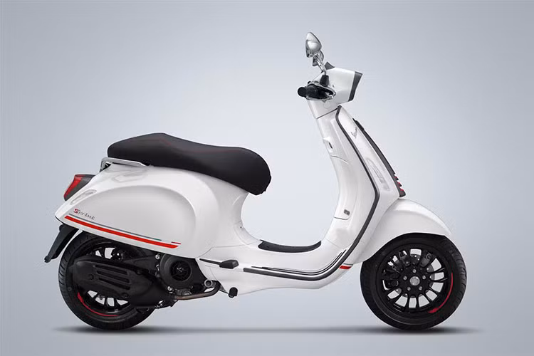 Về ngoại hình, mẫu xe ga Vespa Sprint Carbon 2019 không thay đổi kích thước so với trước đây - nó được thiết kế với các điểm nhấn mới như cà vạt họa tiết carbon màu xám cùng hốc còi tông đỏ, yên xe đơn thể thao màu xám với họa tiết carbon và đường cắt viền đỏ cá tính hơn.